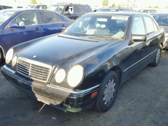 WDBJF65F0WA493957 - 1998 MERCEDES-BENZ E 320 BLACK photo 2