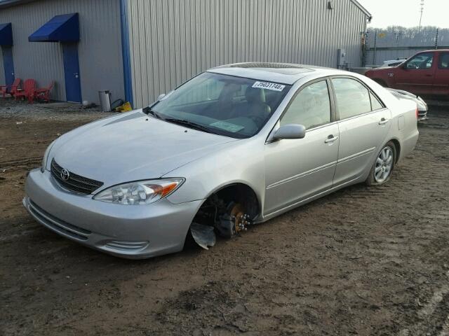 4T1BF30KX2U527660 - 2002 TOYOTA CAMRY LE SILVER photo 2