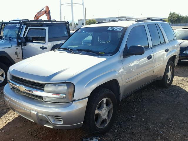 1GNDT13S872233786 - 2007 CHEVROLET TRAILBLAZE SILVER photo 2