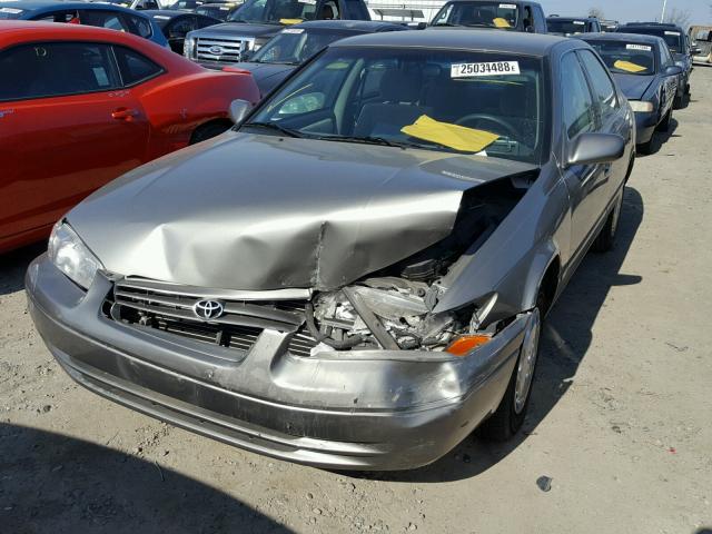 JT2BG22K4W0225957 - 1998 TOYOTA CAMRY CE GRAY photo 2