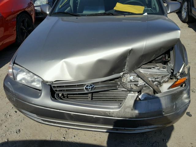 JT2BG22K4W0225957 - 1998 TOYOTA CAMRY CE GRAY photo 7