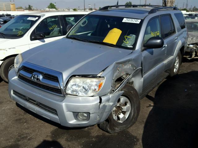 JTEZU14R760065264 - 2006 TOYOTA 4RUNNER SR SILVER photo 2