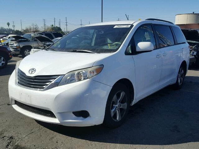 5TDKK3DC7BS016818 - 2011 TOYOTA SIENNA LE WHITE photo 2