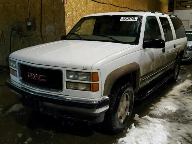 1GKFK16R5WJ715556 - 1998 GMC SUBURBAN K WHITE photo 2