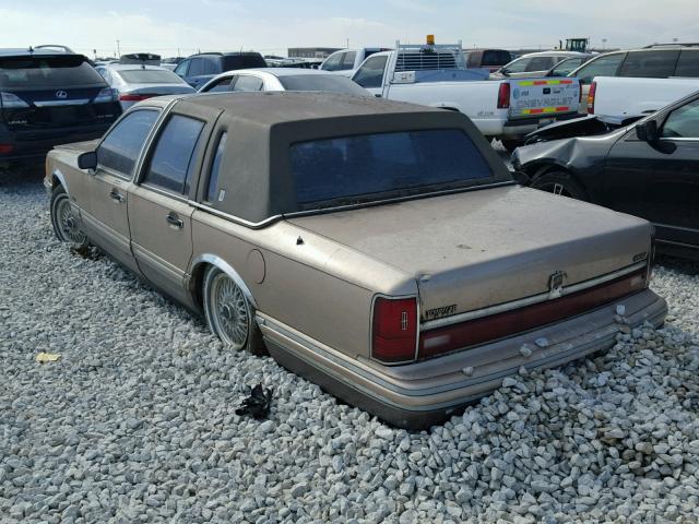 1LNLM83W1NY654607 - 1992 LINCOLN TOWN CAR C BROWN photo 3