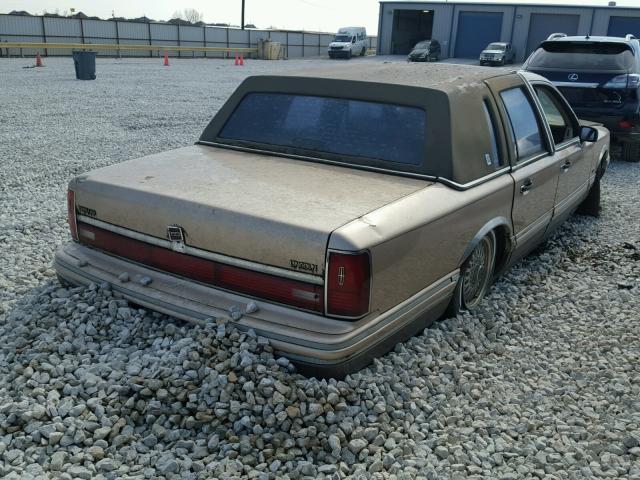 1LNLM83W1NY654607 - 1992 LINCOLN TOWN CAR C BROWN photo 4