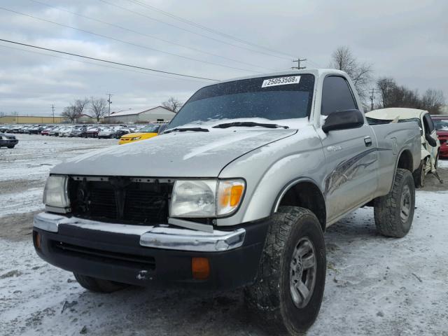 4TAPM62N6YZ582400 - 2000 TOYOTA TACOMA SILVER photo 2