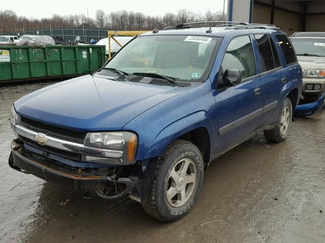 1GNDT13S452384945 - 2005 CHEVROLET TRAILBLAZE BLUE photo 2