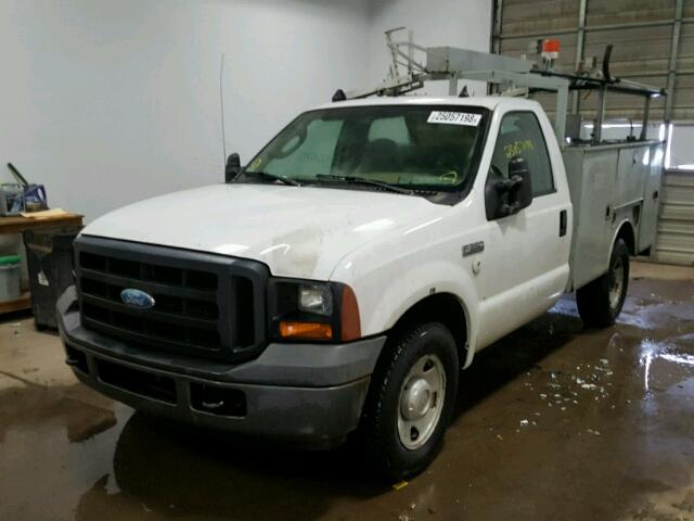 1FDSF30546EB43383 - 2006 FORD F350 SRW S WHITE photo 2