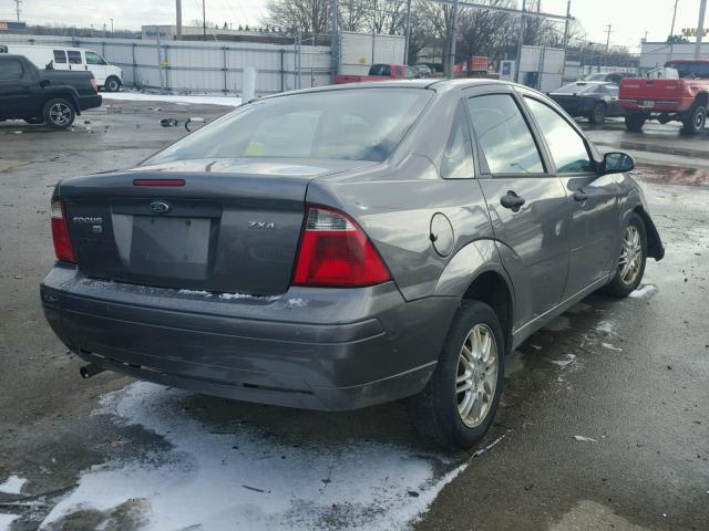 1FAFP34N76W144265 - 2006 FORD FOCUS ZX4 GRAY photo 4