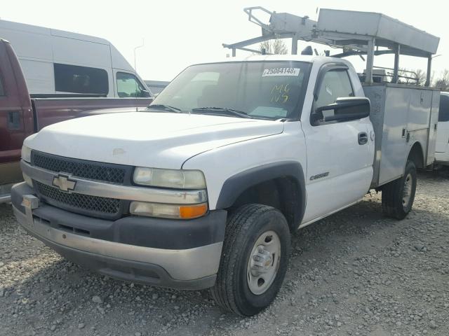 1GBHC24U02Z330226 - 2002 CHEVROLET SILVERADO WHITE photo 2