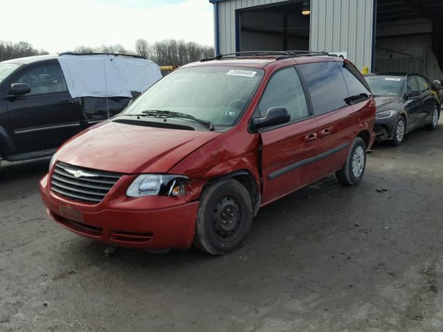 1C4GP45R45B281319 - 2005 CHRYSLER TOWN & COU RED photo 2