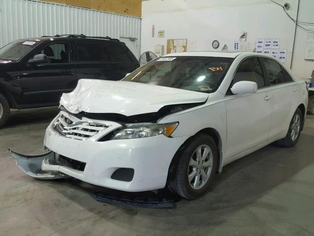 4T1BF3EKXBU645250 - 2011 TOYOTA CAMRY BASE WHITE photo 2