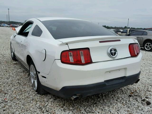 1ZVBP8AM6B5168717 - 2011 FORD MUSTANG WHITE photo 3