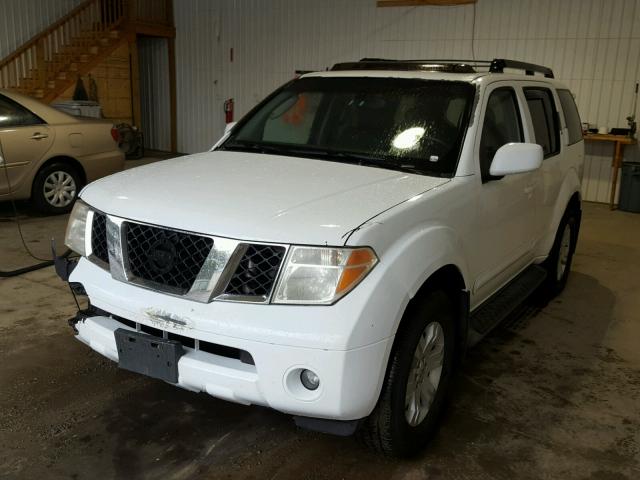 5N1AR18W75C765409 - 2005 NISSAN PATHFINDER WHITE photo 2