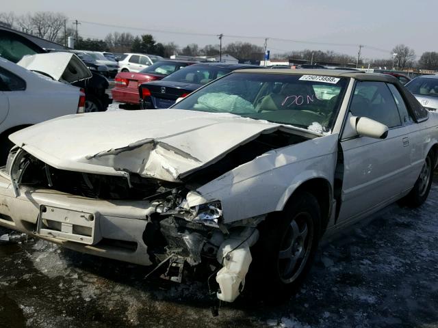 1G6EC12902B106585 - 2002 CADILLAC ELDORADO C WHITE photo 2