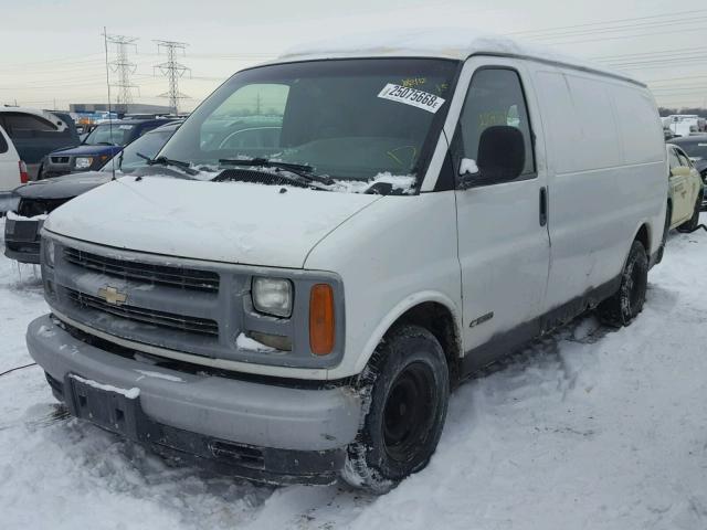 1GCFG15W421197504 - 2002 CHEVROLET EXPRESS G1 WHITE photo 2