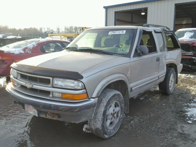 1GNDT13W1Y2117138 - 2000 CHEVROLET BLAZER TAN photo 2