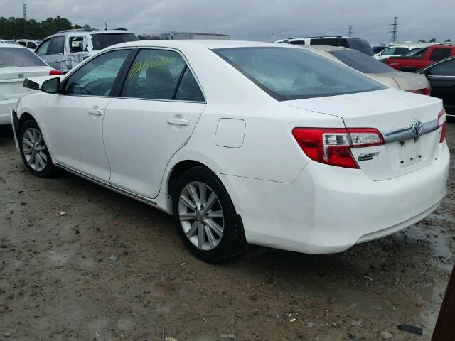 4T4BF1FK9CR246310 - 2012 TOYOTA CAMRY BASE WHITE photo 3