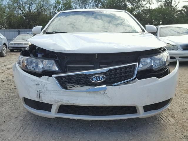 KNAFT4A27C5636055 - 2012 KIA FORTE LX WHITE photo 9