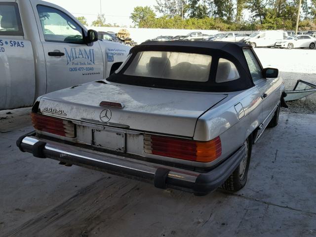 WDBBA48D5JA079325 - 1988 MERCEDES-BENZ 560 SL SILVER photo 4