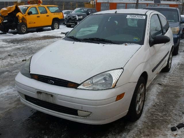 3FAFP31Z44R108931 - 2004 FORD FOCUS ZX3 WHITE photo 2