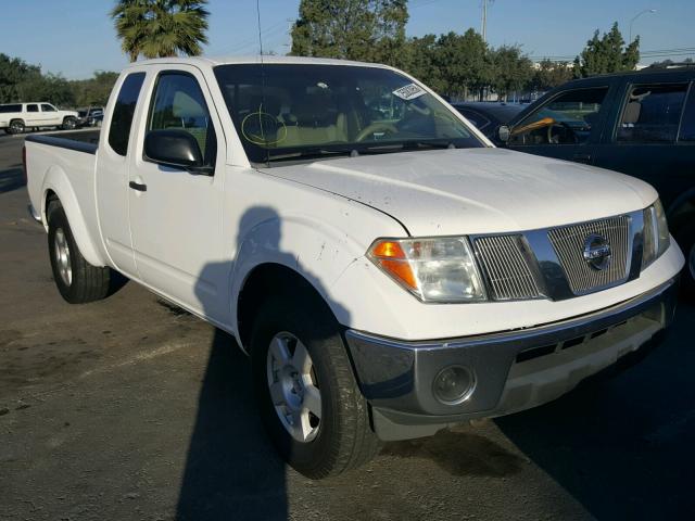 1N6AD06U75C425236 - 2005 NISSAN FRONTIER K WHITE photo 1