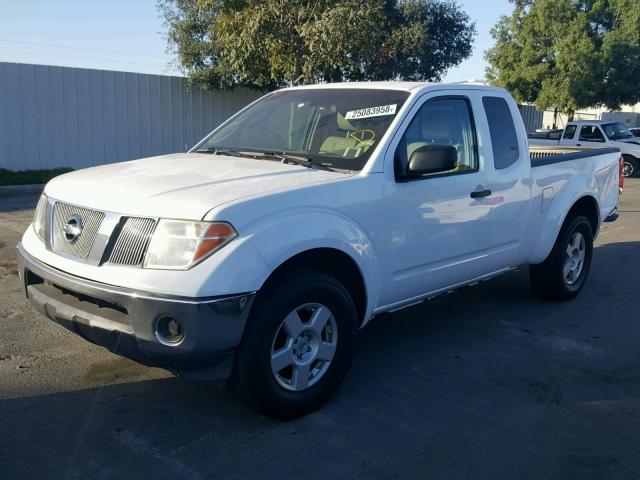 1N6AD06U75C425236 - 2005 NISSAN FRONTIER K WHITE photo 2