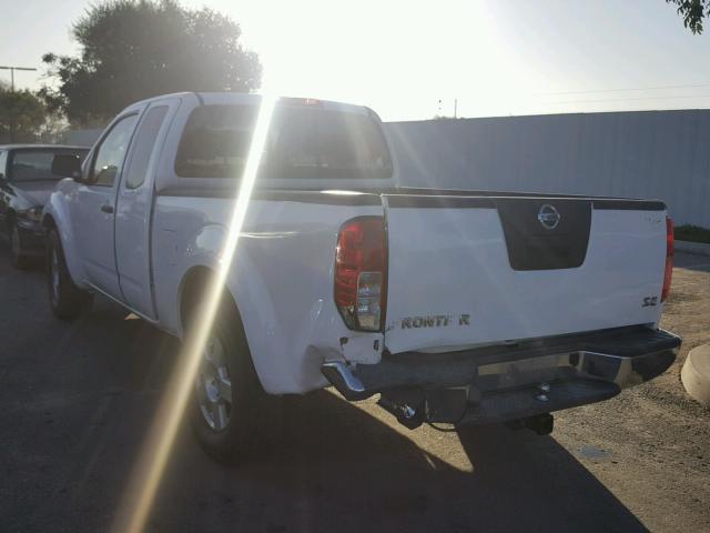 1N6AD06U75C425236 - 2005 NISSAN FRONTIER K WHITE photo 3