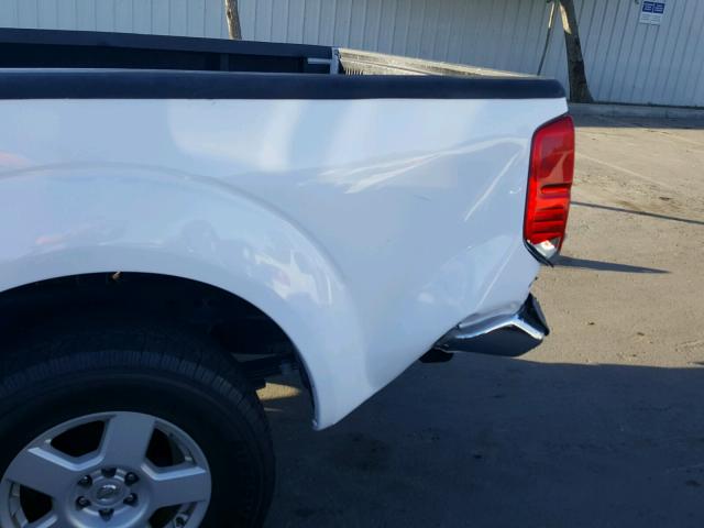 1N6AD06U75C425236 - 2005 NISSAN FRONTIER K WHITE photo 9