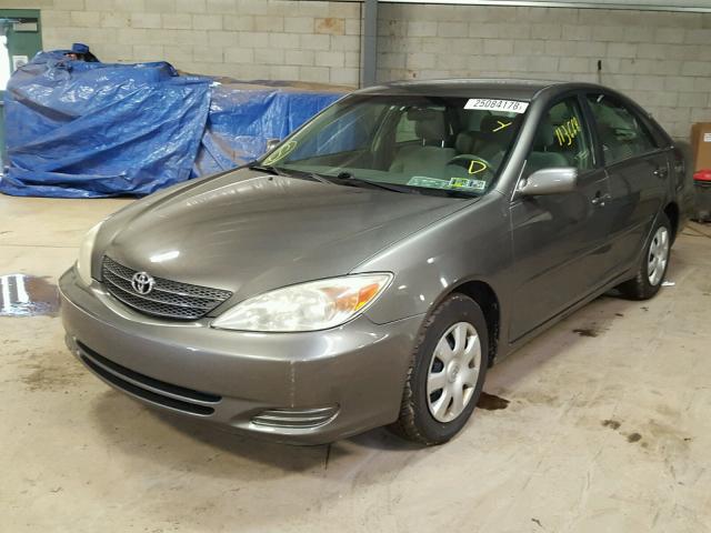 4T1BE32K14U815523 - 2004 TOYOTA CAMRY LE GRAY photo 2