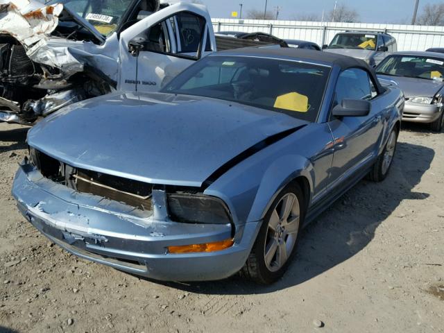 1ZVFT84N065114370 - 2006 FORD MUSTANG BLUE photo 2