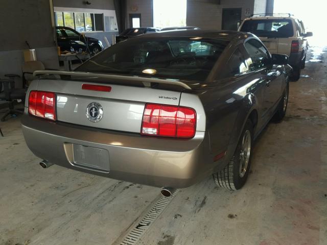 1ZVFT80N255249743 - 2005 FORD MUSTANG GRAY photo 4