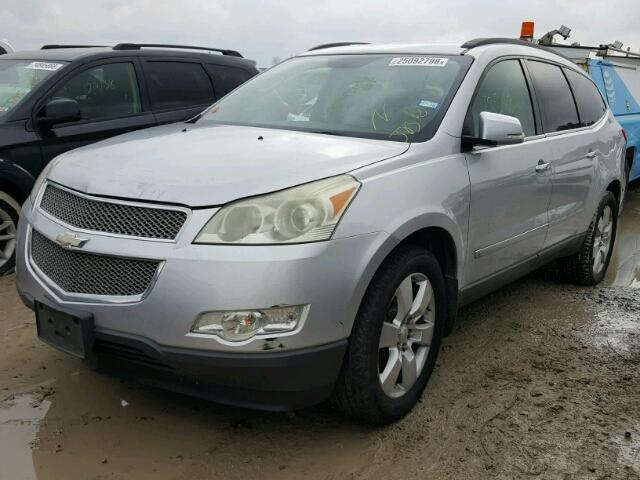 1GNEV33D49S104393 - 2009 CHEVROLET TRAVERSE L SILVER photo 2