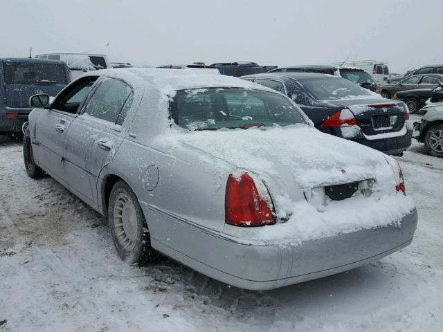 1LNHM81W02Y666820 - 2002 LINCOLN TOWN CAR E SILVER photo 3