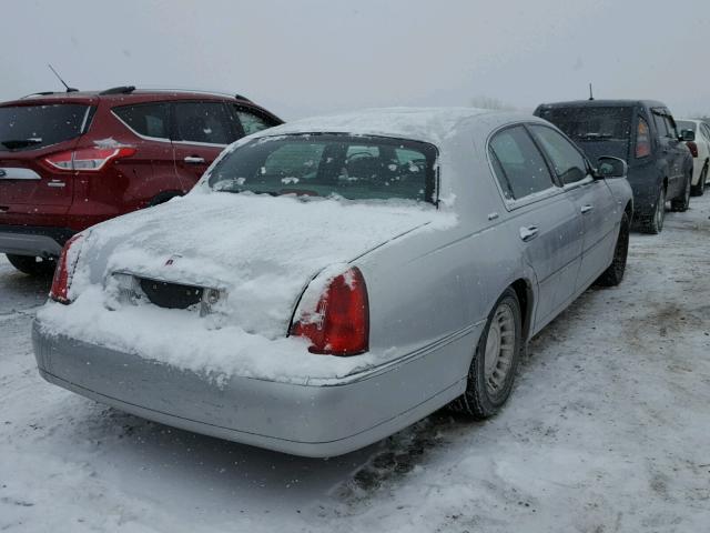 1LNHM81W02Y666820 - 2002 LINCOLN TOWN CAR E SILVER photo 4