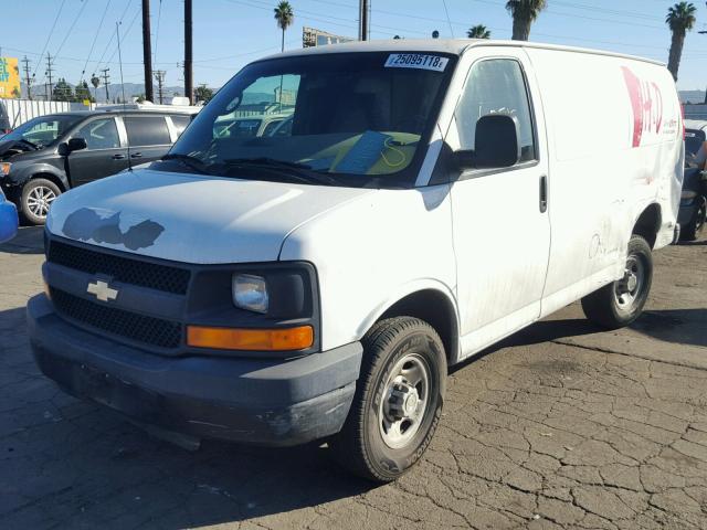 1GCGG25V171121473 - 2007 CHEVROLET EXPRESS G2 WHITE photo 2