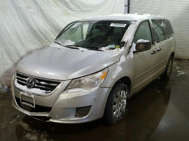 2V8HW44119R575114 - 2009 VOLKSWAGEN ROUTAN S SILVER photo 2