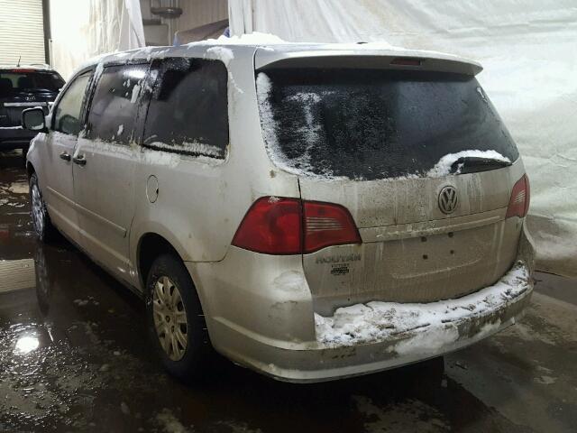 2V8HW44119R575114 - 2009 VOLKSWAGEN ROUTAN S SILVER photo 3