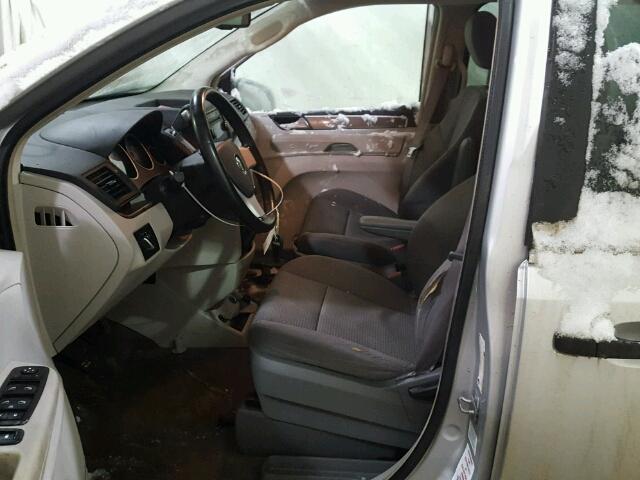 2V8HW44119R575114 - 2009 VOLKSWAGEN ROUTAN S SILVER photo 5