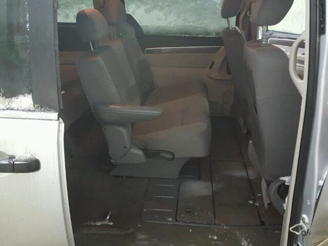 2V8HW44119R575114 - 2009 VOLKSWAGEN ROUTAN S SILVER photo 6