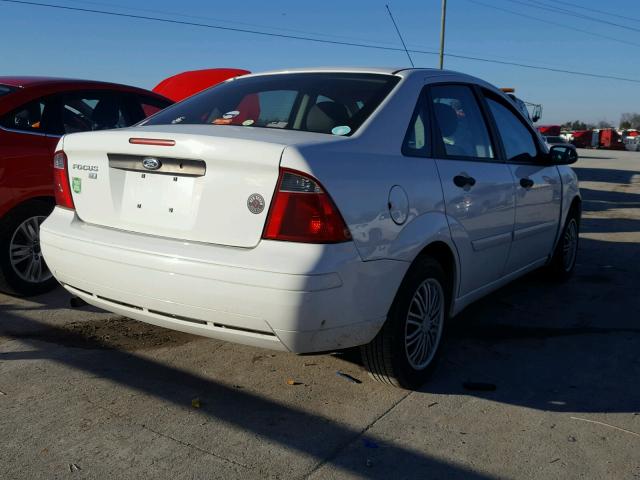 1FAFP34NX7W279712 - 2007 FORD FOCUS ZX4 WHITE photo 4