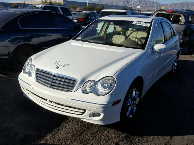 WDBRF64J55F598228 - 2005 MERCEDES-BENZ C 320 WHITE photo 2