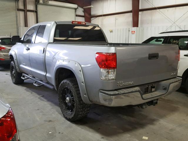 5TFUM5F17BX027127 - 2011 TOYOTA TUNDRA DOU SILVER photo 3