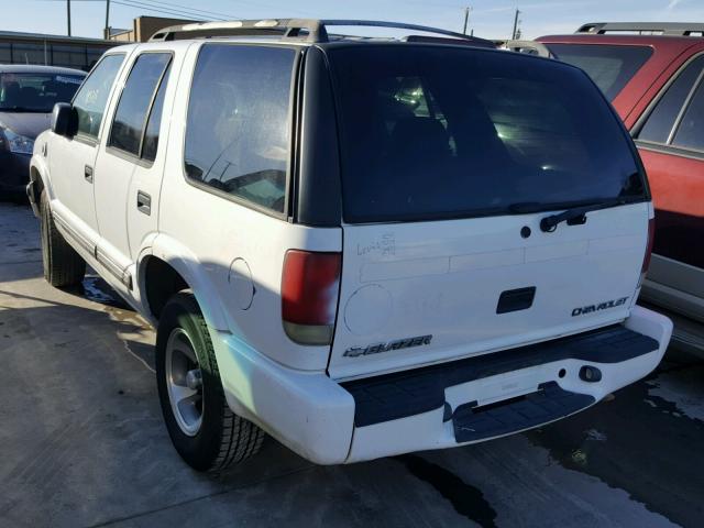 1GNCS13W712137527 - 2001 CHEVROLET BLAZER WHITE photo 3