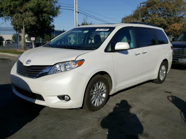 5TDYZ3DCXHS806029 - 2017 TOYOTA SIENNA XLE WHITE photo 2