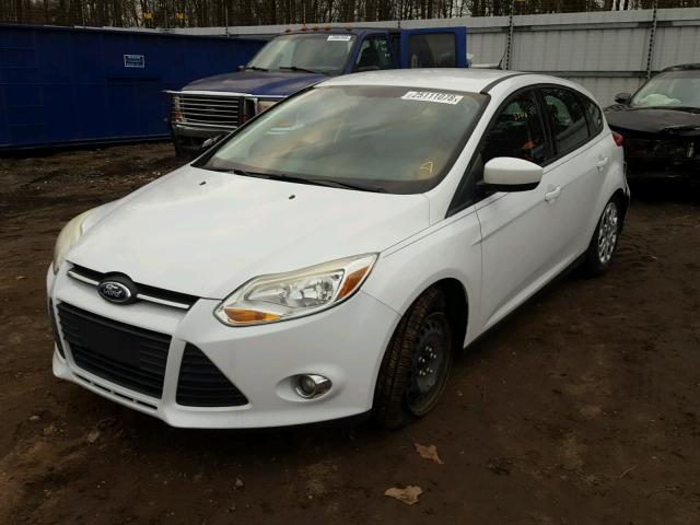 1FAHP3K24CL387692 - 2012 FORD FOCUS SE WHITE photo 2