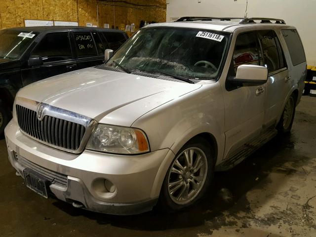 5LMFU28R74LJ16872 - 2004 LINCOLN NAVIGATOR SILVER photo 2