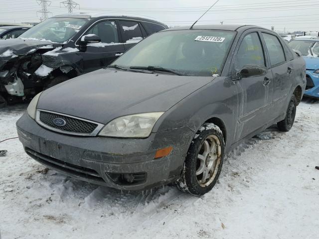 1FAFP34N57W311627 - 2007 FORD FOCUS ZX4 GRAY photo 2