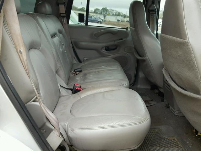 1FMRU15LXYLB66200 - 2000 FORD EXPEDITION SILVER photo 6